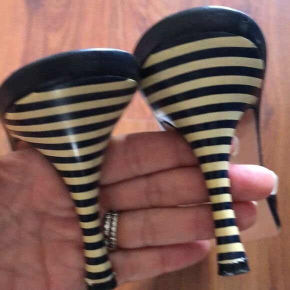 Escada, black and white leather Slip on heels size 8.5. - Picture 6 of 10